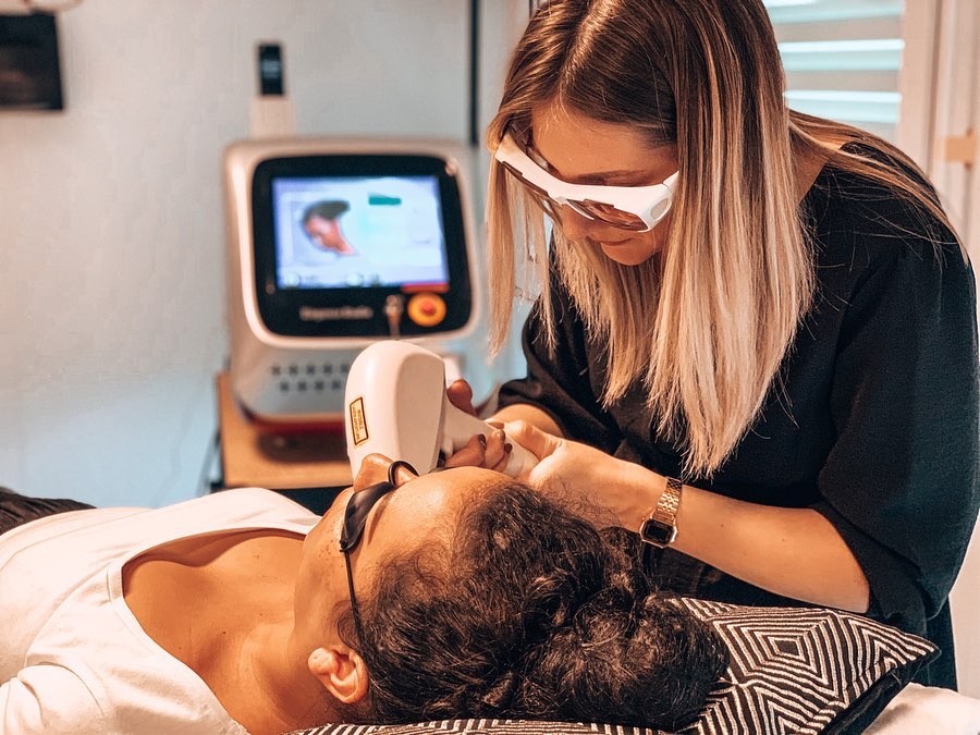 Esthéticienne fait une épilation laser diode sur la moustache d'une femme