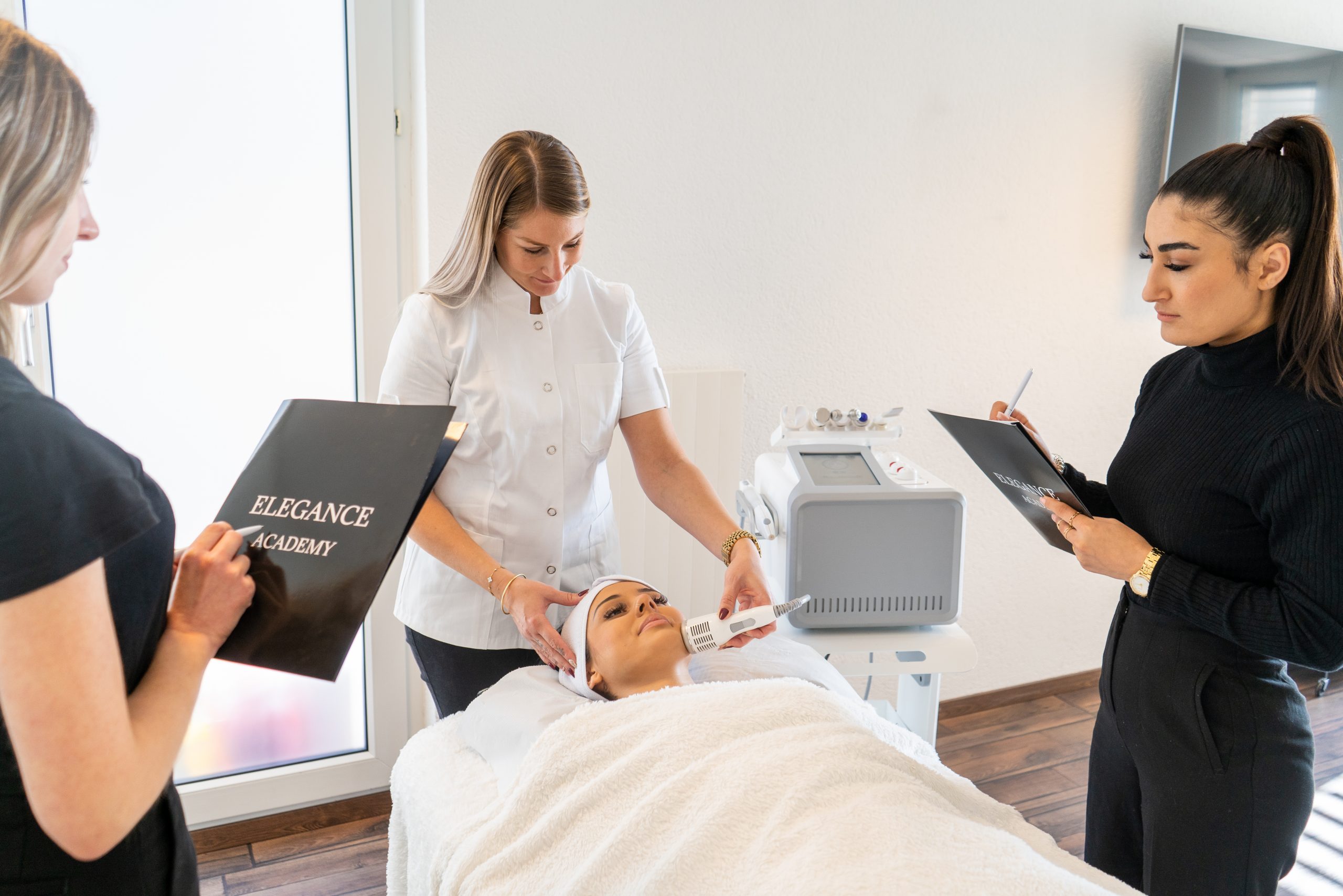 Esthéticienne fait une démonstration pour une formation sur l'utilisation de la machine hydrafacial