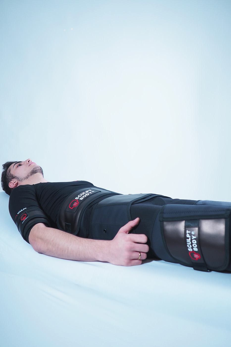 Personne allongée en train de tester la machine Body Shape